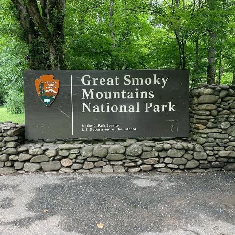 Discover the wonders of nature and immerse yourself in the beauty of the Great Smoky Mountains.