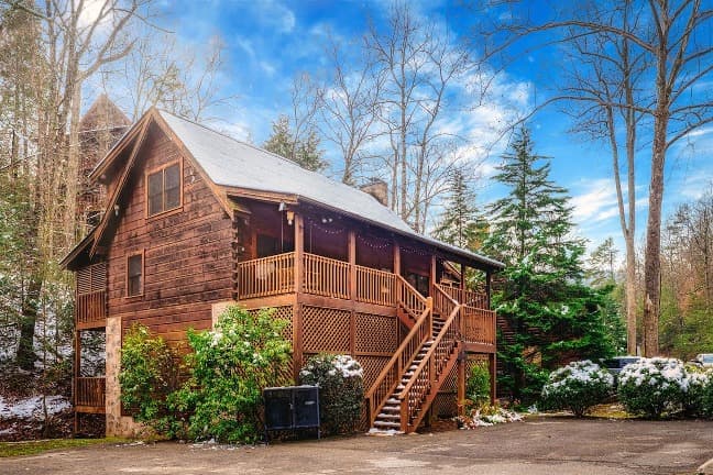 Craft unforgettable family memories at this cabin home, offering the best of both worlds: nestled in nature yet conveniently close to the Parkway. Enjoy plenty of flat off-street parking and no windy steep roads for a stress-free stay!